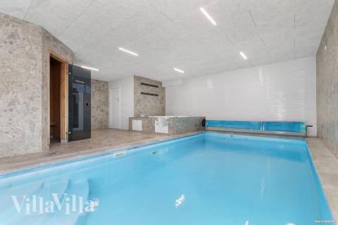 Sommerhus 247 er indrettet med en lækker poolafdeling med vandrutsjebane, dejlig stor indbygget spabad og sauna