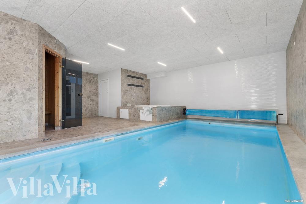 Sommerhus 247 er indrettet med en lækker poolafdeling med vandrutsjebane, dejlig stor indbygget spabad og sauna