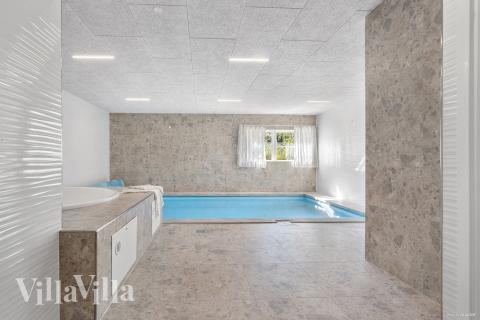 Tag en dukkert i poolen i luksushus nr. 247 i Østjylland.