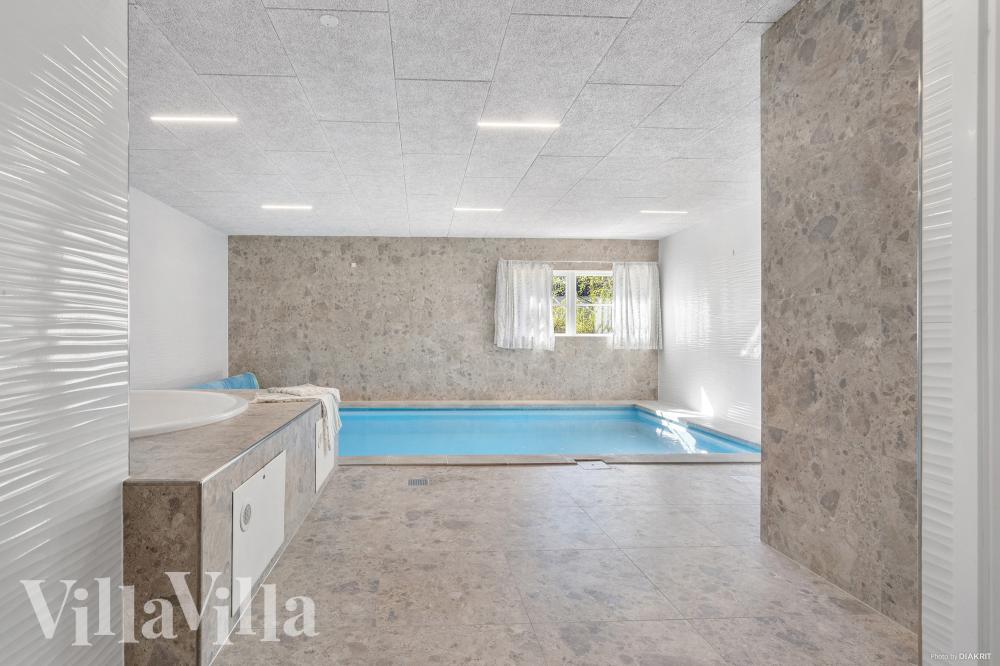 Tag en dukkert i poolen i luksushus nr. 247 i Østjylland.