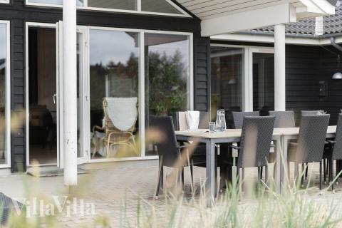 Nyd en grillaften på terrassen i luksushus nr. 456 i Vestjylland