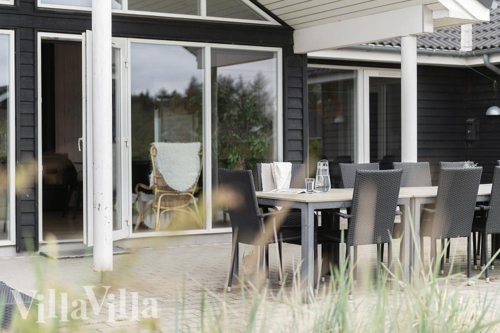 Nyd en grillaften på terrassen i luksushus nr. 456 i Vestjylland