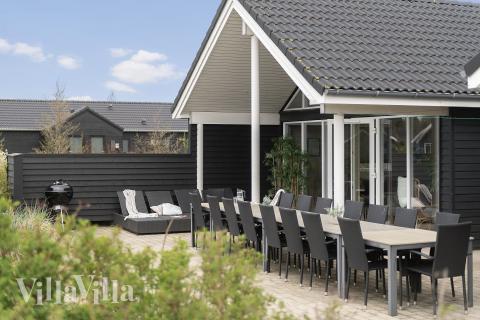På terrassen i sommerhus nr. 456 er der plads til 20 personer.