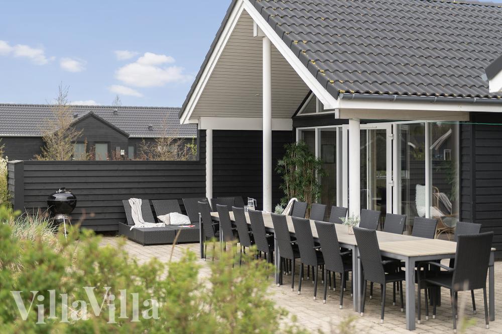 På terrassen i sommerhus nr. 456 er der plads til 20 personer.
