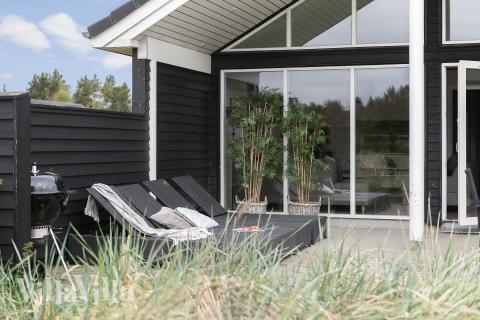 Stor terrasse ved luksushus nr. 456 i Vestjylland.