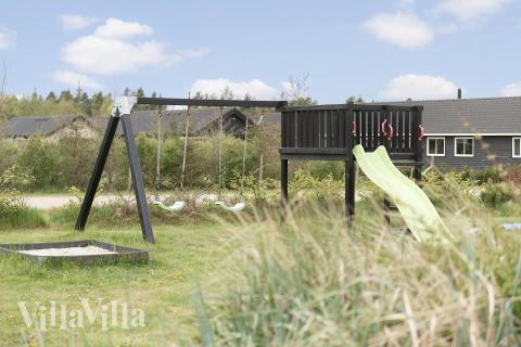 I det attraktive aktivitesrum i luksushus nr. 456 i Vestjylland  er der masser af udendørs aktiviteter, f.eks. legetårn og gynge