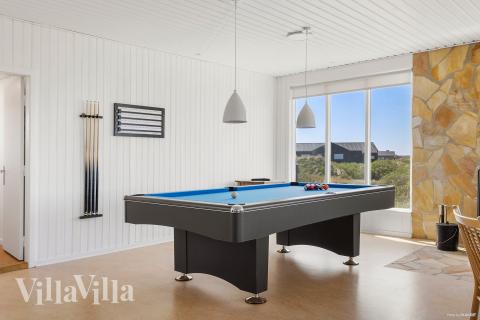 Ud over de mange timer, man kan bruge i husets pool-afdeling, så byder luksushus 952 også på billard/bordtennis og dart