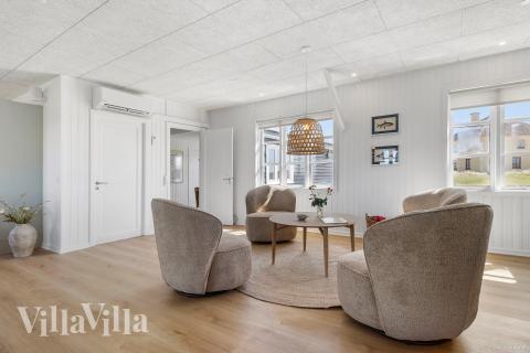 Sofaen i luksushus 952 i Nordjylland indbyder til brætspil eller at se en film sammen.
