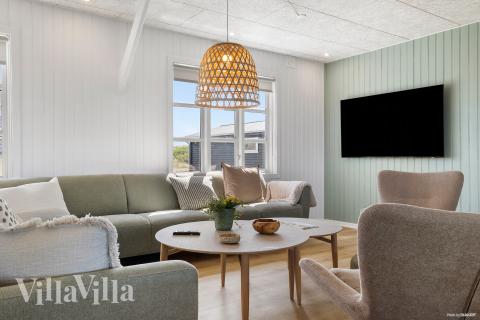 Der er mulighed for hygge i sommerhusets sofaarrangement, når I besøger luksushus nr. 952