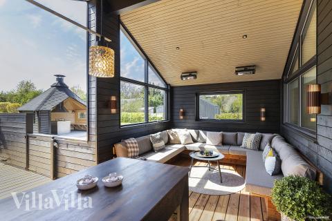 Luksushus nr. 931 har en dejlig terrasse med gode havemøbler til 14 personer.