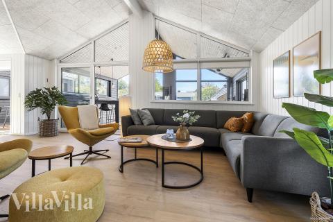 Der er mulighed for hygge i sommerhusets sofaarrangement, når I besøger luksushus nr. 931