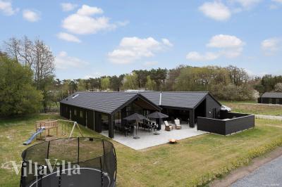 Dette skønne poolhus nr. 622 med plads til 18 personer ligger i Bornholm