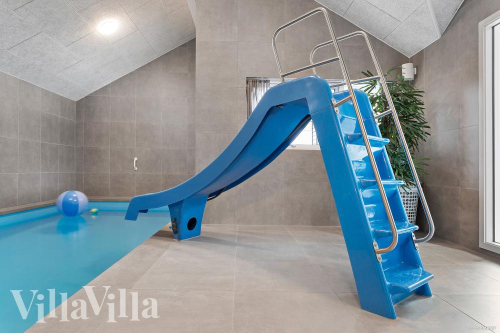 Sommerhus 622 er indrettet med en lækker poolafdeling med vandrutsjebane, dejlig stor indbygget spabad og sauna