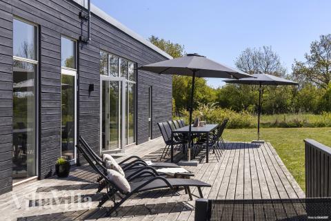 Nyd en grillaften på terrassen i luksushus nr. 946 i Østjylland