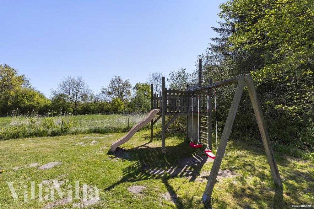 På terrassen i sommerhus nr. 946 er der plads til 12 personer.