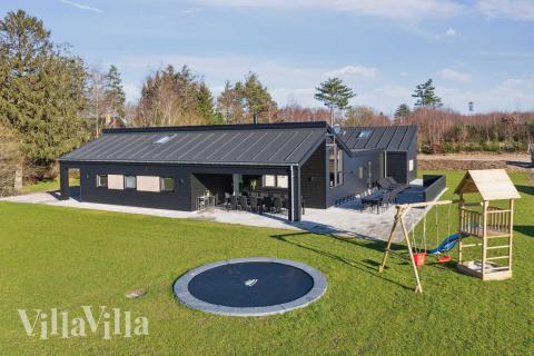 Dette skønne poolhus nr. 967 med plads til 22 personer ligger i Østjylland