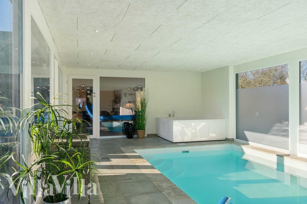 Sommerhus 967 er indrettet med en lækker poolafdeling med vandrutsjebane, dejlig stor indbygget spabad og sauna