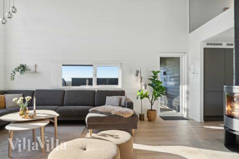 Sofaen i luksushus 967 i Østjylland indbyder til brætspil eller at se en film sammen.