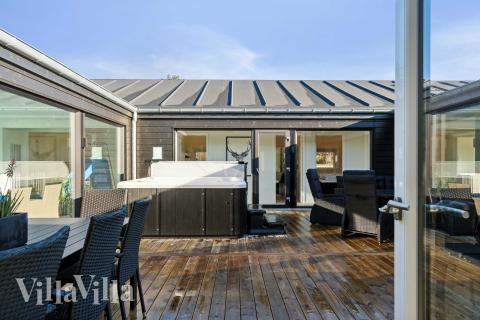 Luksushus nr. 967 har en dejlig terrasse med gode havemøbler til 22 personer.