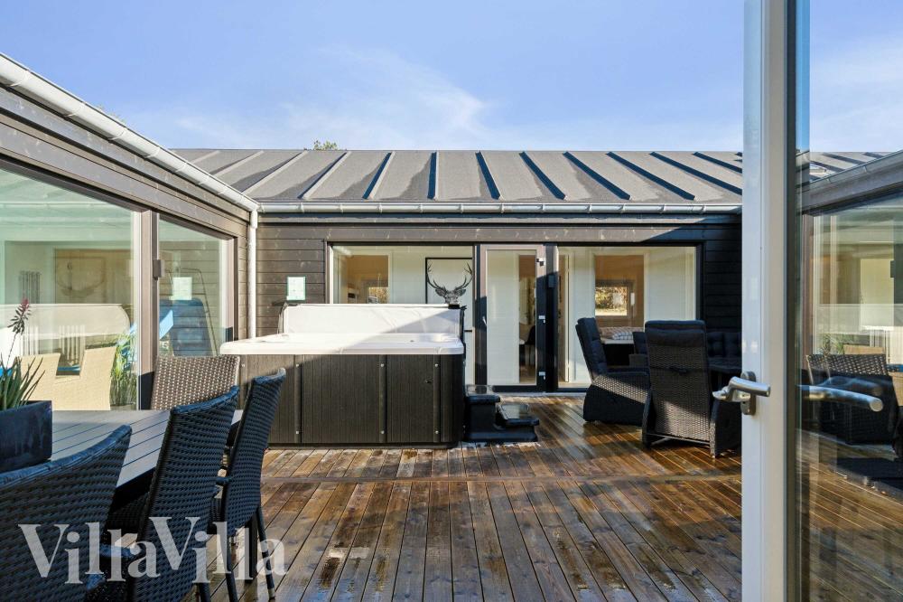 Luksushus nr. 967 har en dejlig terrasse med gode havemøbler til 22 personer.
