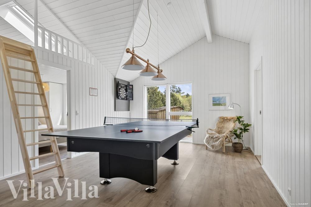 Ud over de mange timer, man kan bruge i husets pool-afdeling, så byder luksushus 935 også på billard/bordtennis og dart