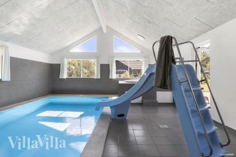 Sommerhus 351 er indrettet med en lækker poolafdeling med vandrutsjebane, dejlig stor indbygget spabad og sauna