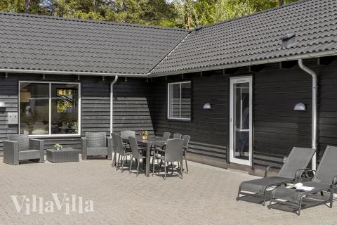 På terrassen i sommerhus nr. 351 er der plads til 22 personer.