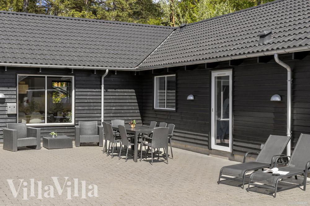 På terrassen i sommerhus nr. 351 er der plads til 22 personer.