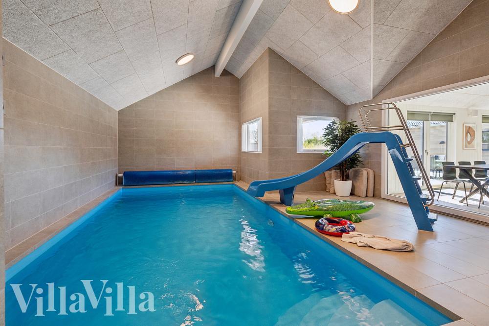 Sommerhus 962 er indrettet med en lækker poolafdeling med vandrutsjebane, dejlig stor indbygget spabad og sauna