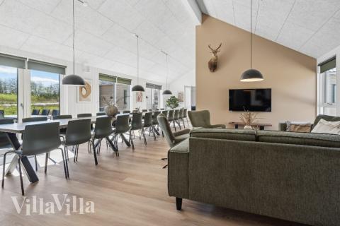 Sofaen i luksushus 962 i Lolland/Falster/Møn indbyder til brætspil eller at se en film sammen.