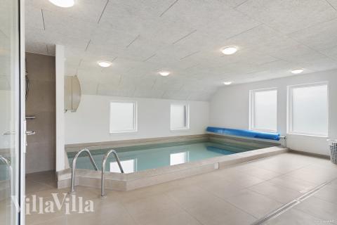 Sommerhus 557 er indrettet med en lækker poolafdeling med vandrutsjebane, dejlig stor indbygget spabad og sauna