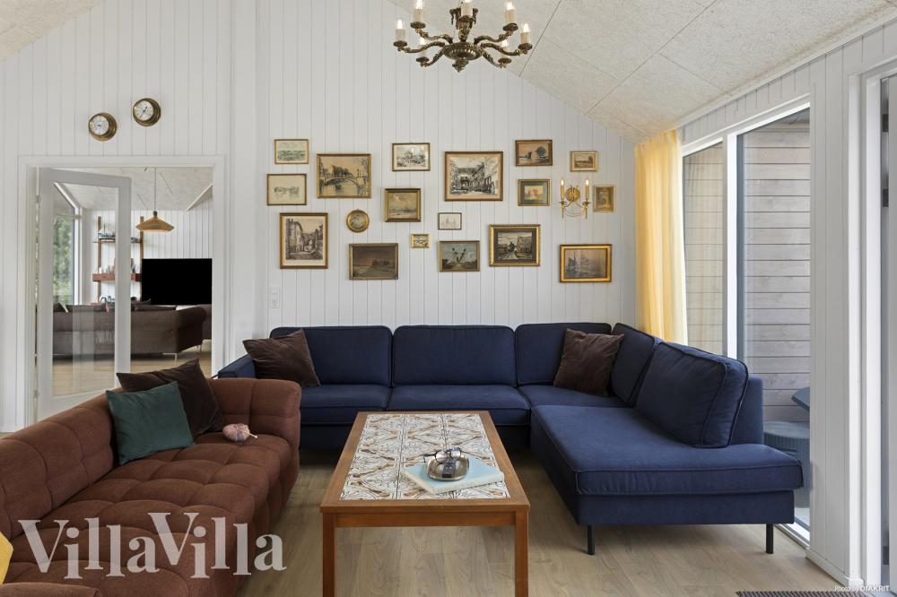 Sofaen i luksushus 934 i Lolland/Falster/Møn indbyder til brætspil eller at se en film sammen.