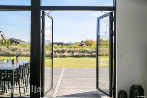 Nyd en grillaften på terrassen i luksushus nr. 977 i Nordjylland