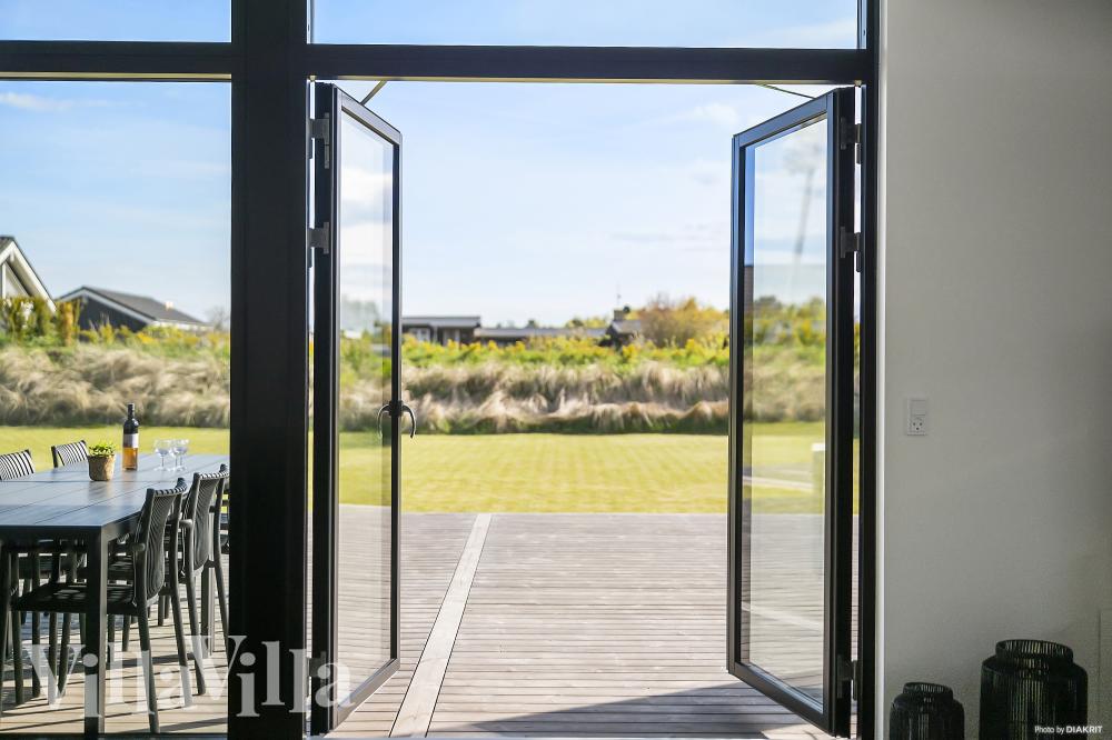 Nyd en grillaften på terrassen i luksushus nr. 977 i Nordjylland