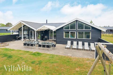 Dette skønne poolhus nr. 295 med plads til 18 personer ligger i Nordjylland