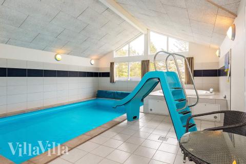 Sommerhus 295 er indrettet med en lækker poolafdeling med vandrutsjebane, dejlig stor indbygget spabad og sauna