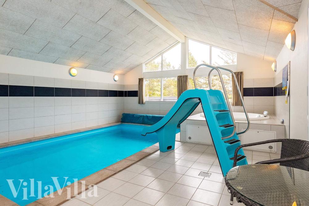Sommerhus 295 er indrettet med en lækker poolafdeling med vandrutsjebane, dejlig stor indbygget spabad og sauna