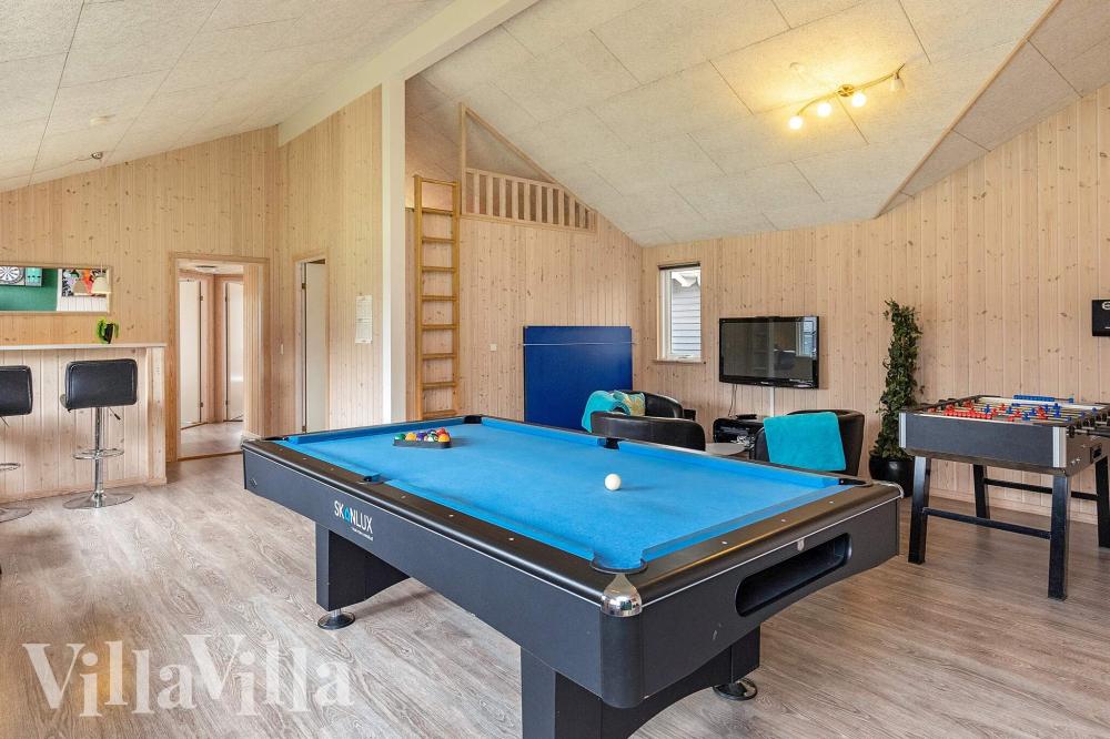 Ud over de mange timer, man kan bruge i husets pool-afdeling, så byder luksushus 295 også på billard/bordtennis og dart