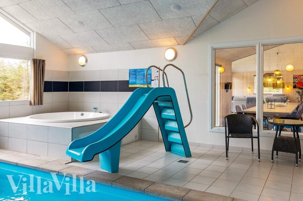Den lækre pool i luksushuse nr. 295 til 18 personer