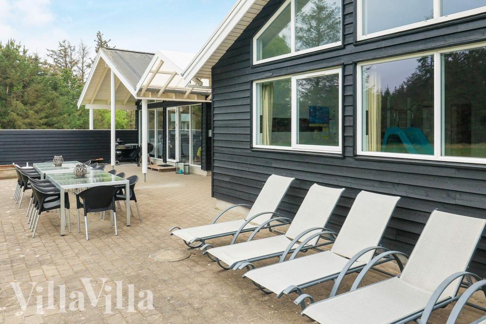 Luksushus nr. 295 har en dejlig terrasse med gode havemøbler til 18 personer.