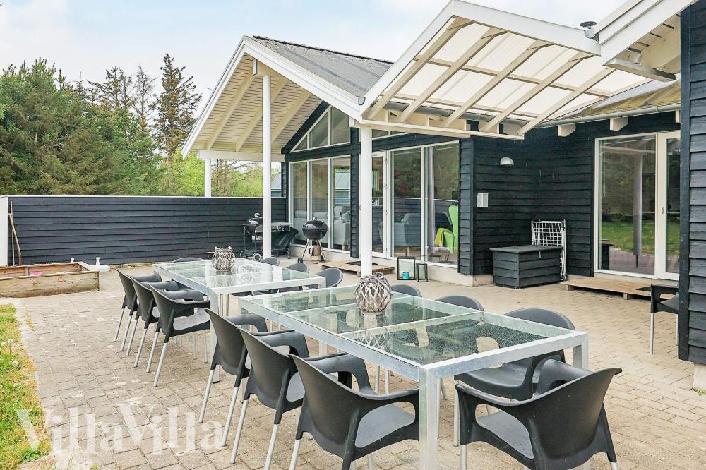 Nyd en grillaften på terrassen i luksushus nr. 295 i Nordjylland