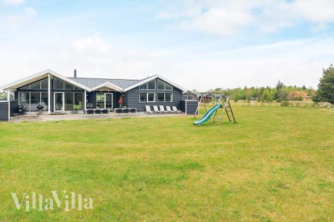 Flot sommerhus nr. 295 med god plads til op til 18 personer
