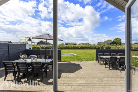 Luksushus nr. 338 har en dejlig terrasse med gode havemøbler til 16 personer.