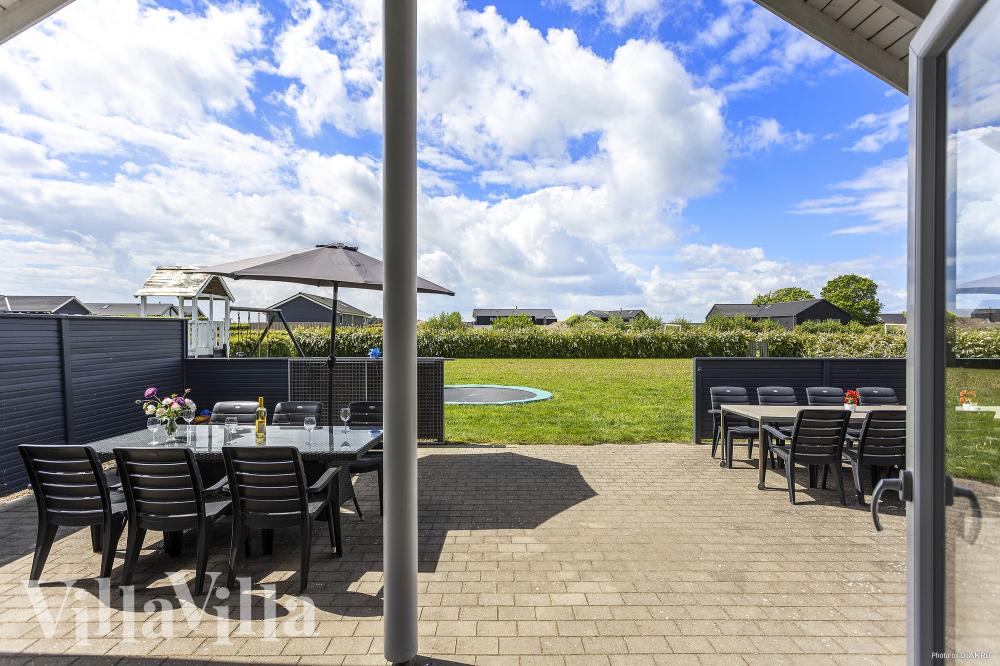 Luksushus nr. 338 har en dejlig terrasse med gode havemøbler til 16 personer.