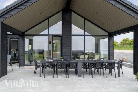 På terrassen i sommerhus nr. 922 er der plads til 14 personer.