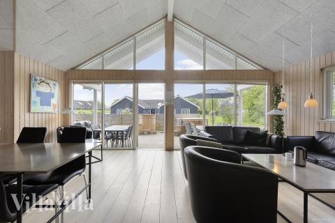 Der er mulighed for hygge i sommerhusets sofaarrangement, når I besøger luksushus nr. 255