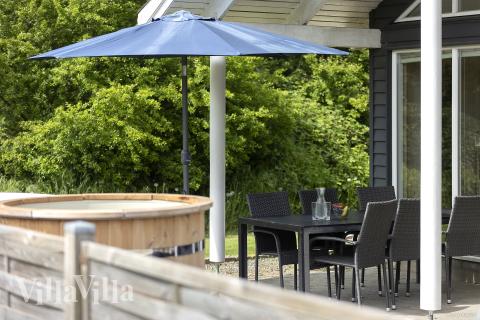 Luksushus nr. 255 har en dejlig terrasse med gode havemøbler til 18 personer.