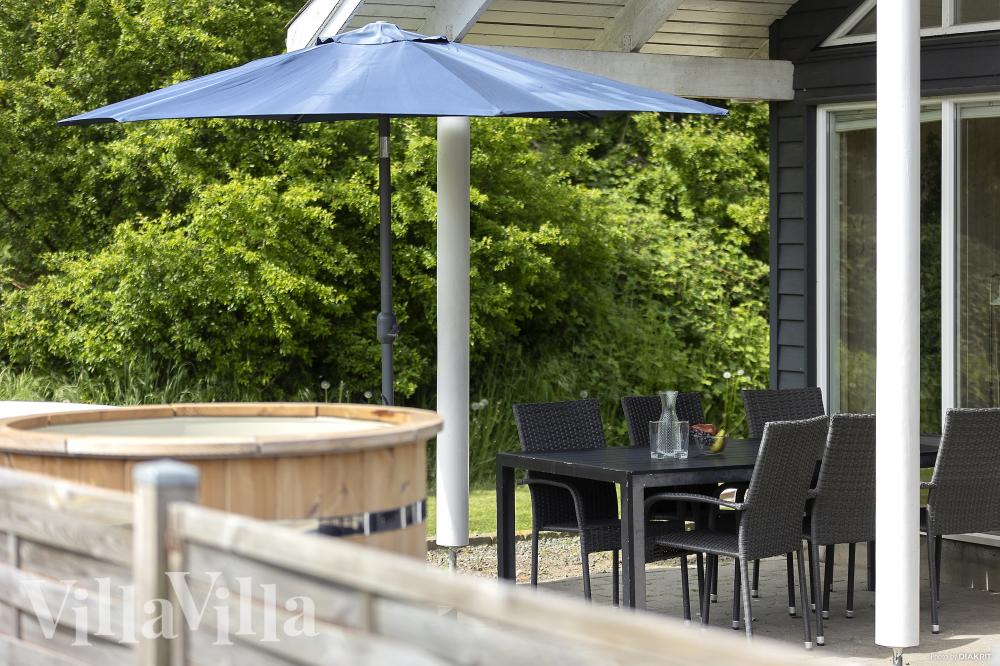 Luksushus nr. 255 har en dejlig terrasse med gode havemøbler til 18 personer.
