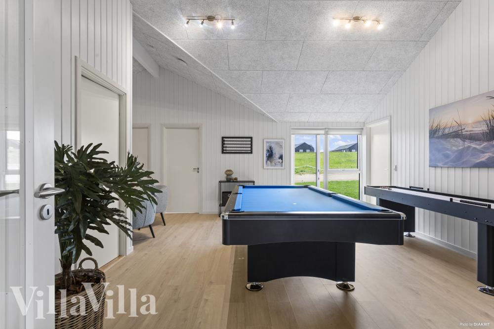 Luksushus 955 til 12 personer byder på et stort aktivitetsrum med bl.a. billard og dart