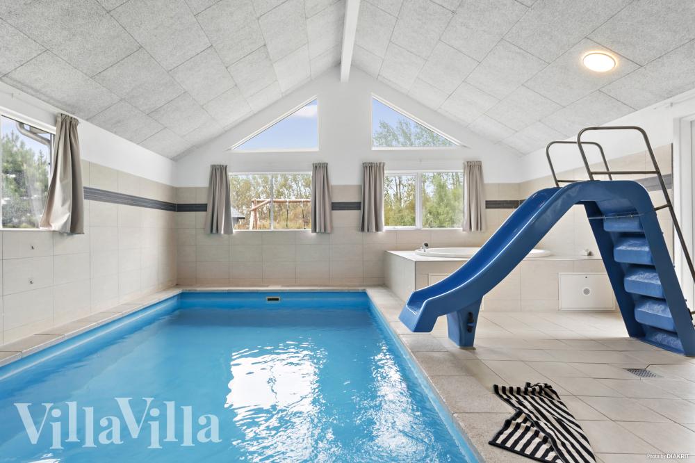 Sommerhus 314 er indrettet med en lækker poolafdeling med vandrutsjebane, dejlig stor indbygget spabad og sauna